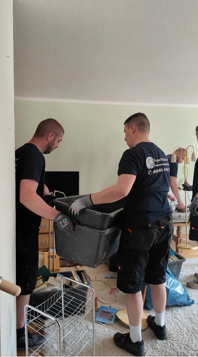 Rümpel Meister Mitarbeiter beim Transport